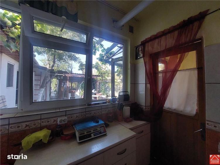 Casă cu 3 camere semidecomandat în Bârzești