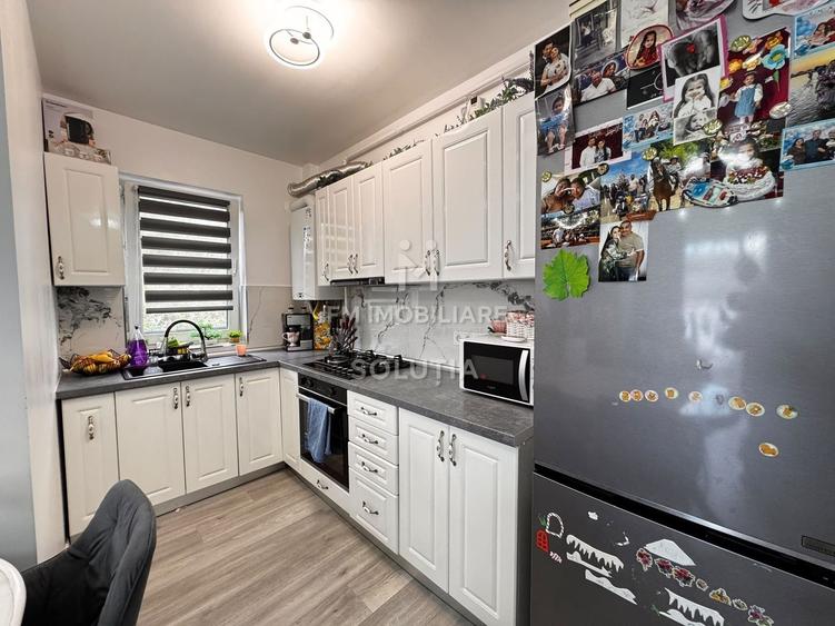 Apartament cu 3 camere semidecomandat, mobilat în Est