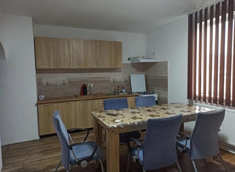 Casă cu 15 camere cu Teren 1000 Mp în Central