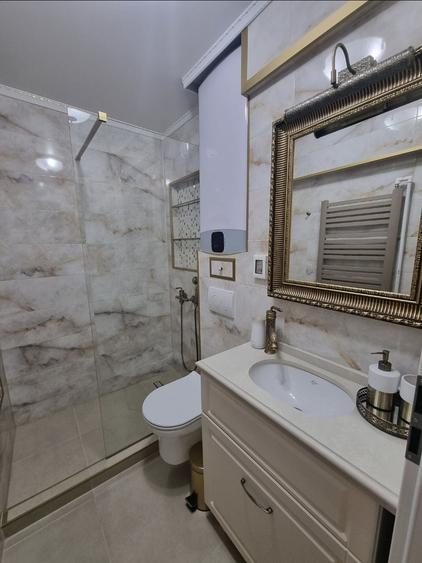Garsonieră decomandată în Titan