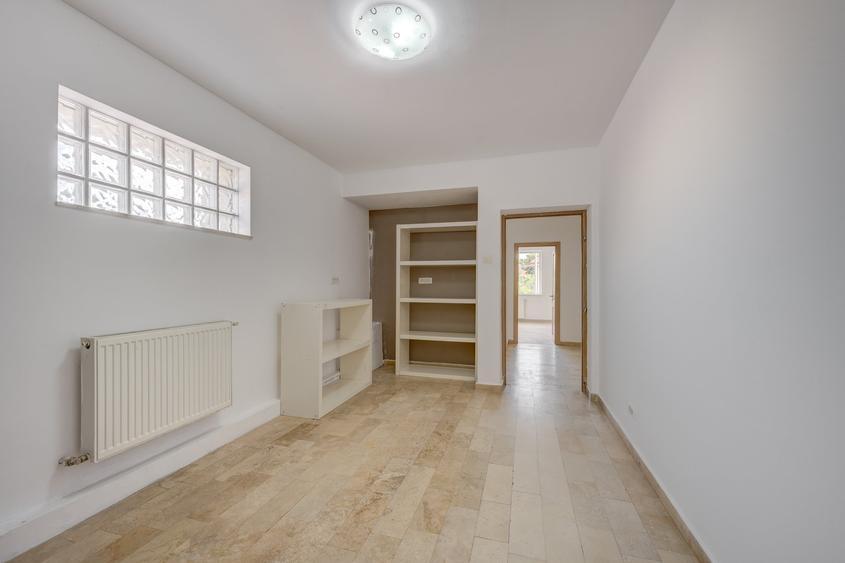 Apartament cu 3 camere decomandat în Drumul Sării