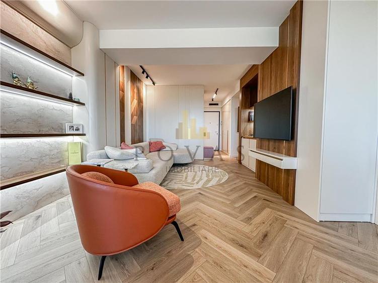 Apartament cu 3 camere semidecomandat, mobilat în Pipera