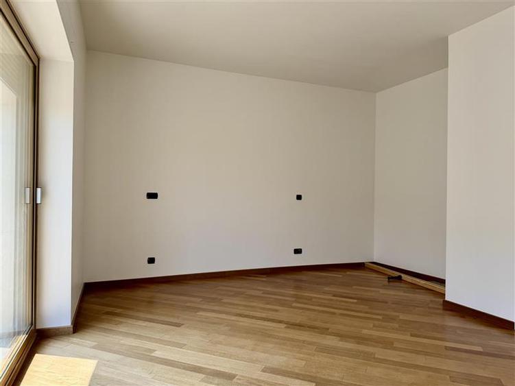 Apartament cu 5 camere decomandat în Primăverii