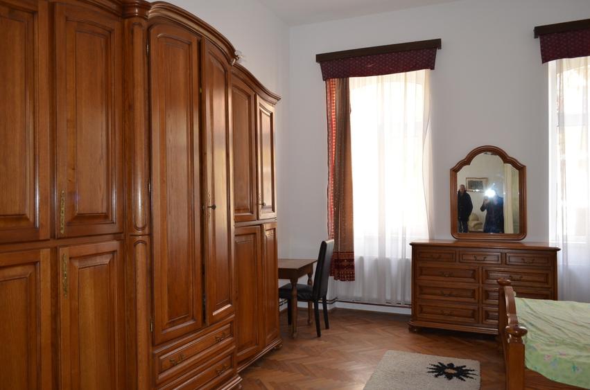 Casă individuală cu 4 camere cu Canalizare în Central