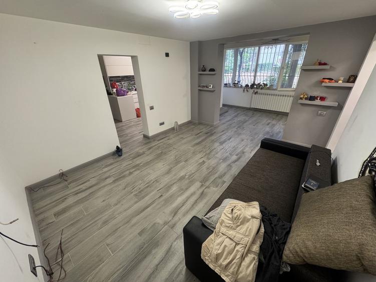 Apartament cu 3 camere semidecomandat, mobilat în Tomis II
