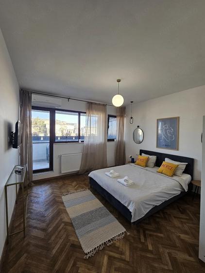 Apartament cu 4 camere decomandat în Victoriei