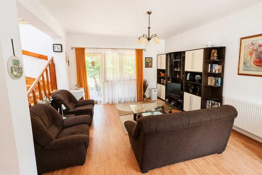 Casă cu 3 camere în Șura Mare