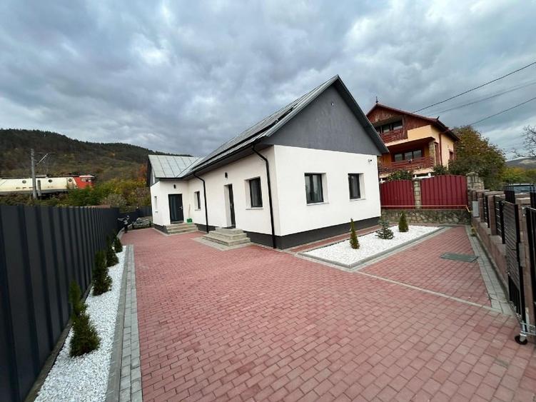 Casă individuală cu 3 camere cu Canalizare în Central