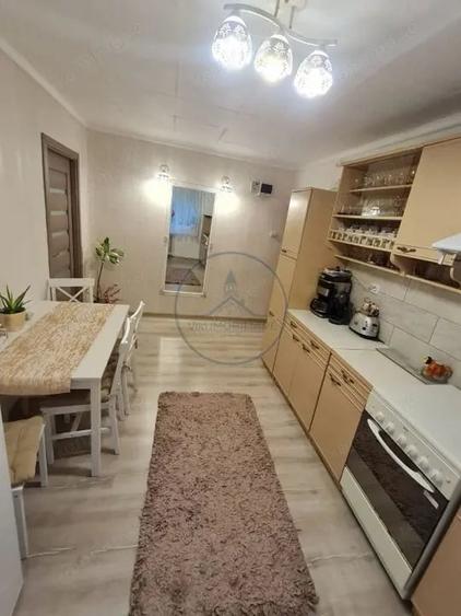 Apartament cu 3 camere semidecomandat, mobilat în Central