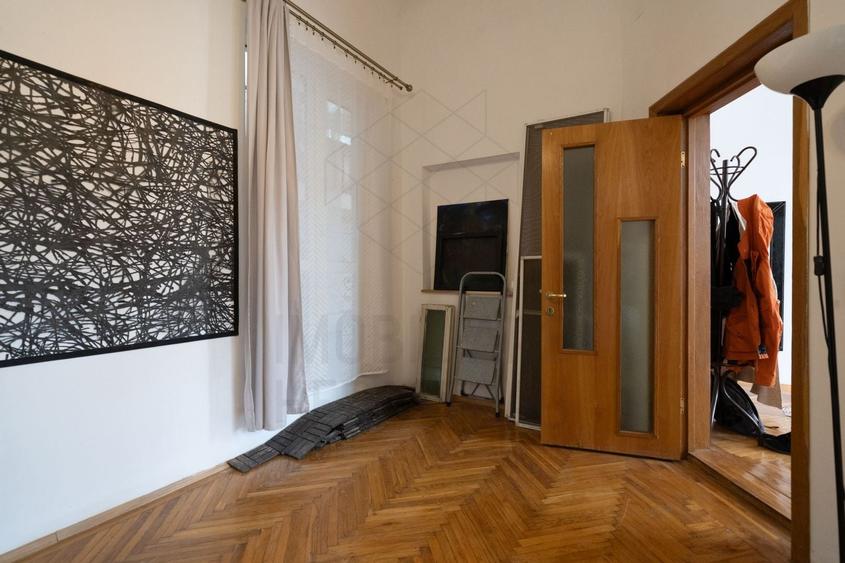 Apartament cu 3 camere semidecomandat, mobilat în P-ța Victoriei