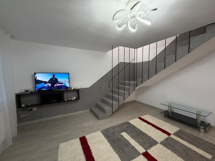 Apartament cu 4 camere semidecomandat în 1 Mai