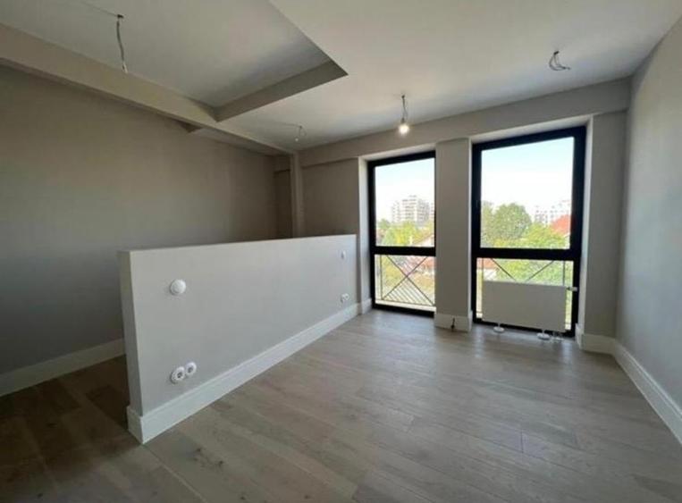 Apartament cu 4 camere semidecomandat, mobilat în Pipera