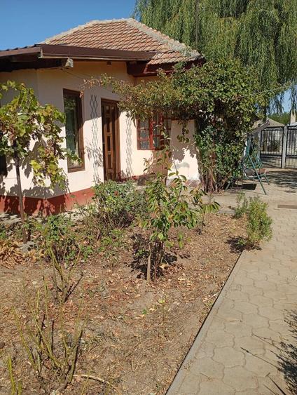 Casă cu 2 camere decomandat în Central