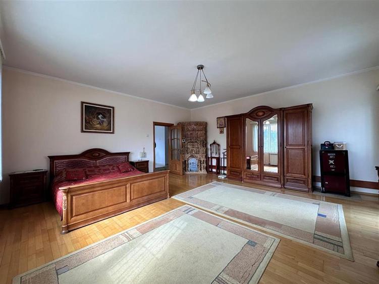 Casă individuală cu 10 camere cu Teren 2418 Mp în Central