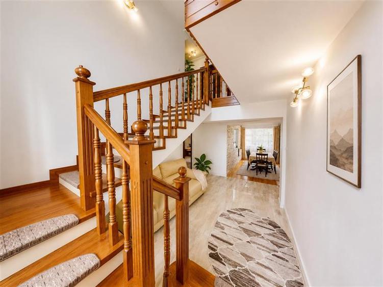 Casă individuală cu 5 camere cu Teren 450 Mp în Podu Oltului