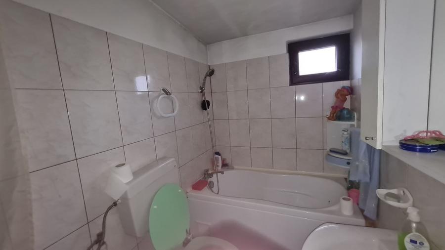 Casă individuală cu 5 camere cu Canalizare în Central