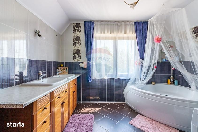 Casă cu 4 camere cu Teren 1000 Mp în Central