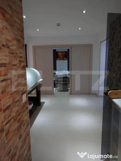 Spațiu comercial, de 290 mp, în Micro 3