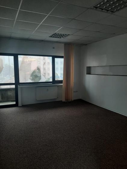 Apartament cu 5 camere decomandat în Romană