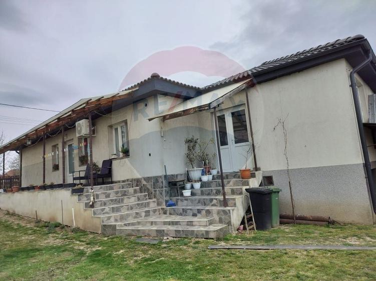 Casă individuală cu 4 camere cu Teren 950 Mp în Biharia