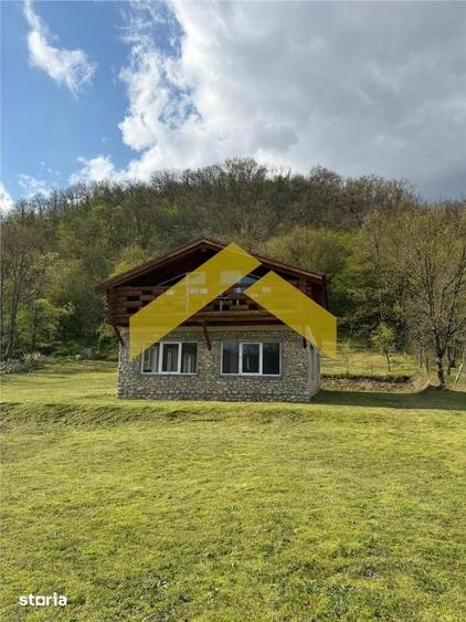 Casă cu 6 camere cu Teren 3780 Mp în Coronini