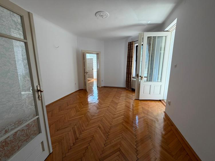 Apartament cu 4 camere semidecomandat în Universitate