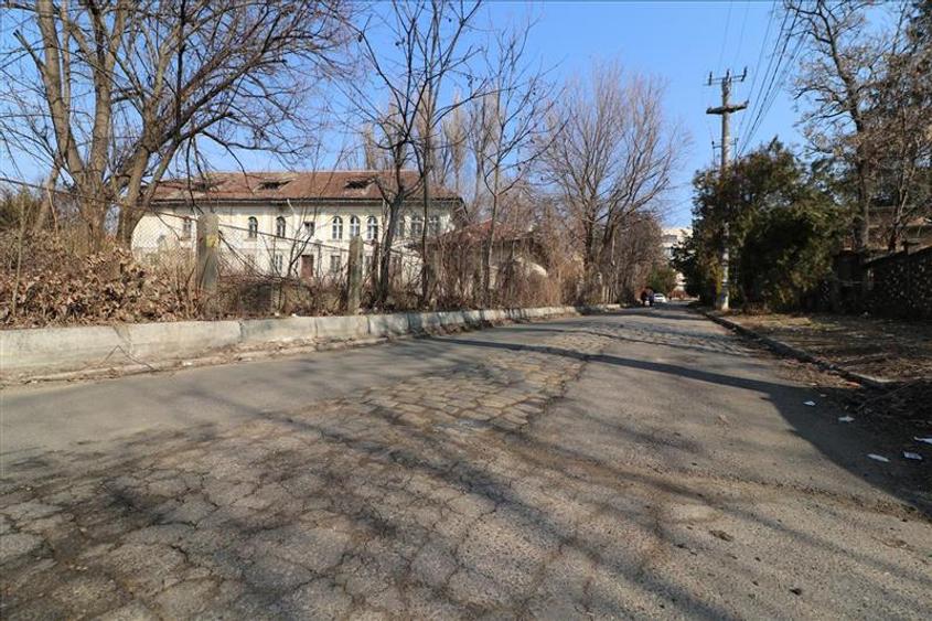 Casă individuală cu 14 camere cu Canalizare în Tătărași