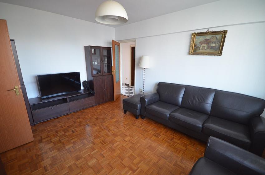Apartament cu 3 camere semidecomandat în P-ța Muncii