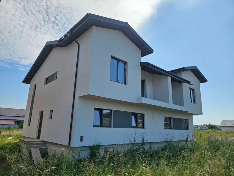 Duplex cu 6 camere cu Canalizare în Central