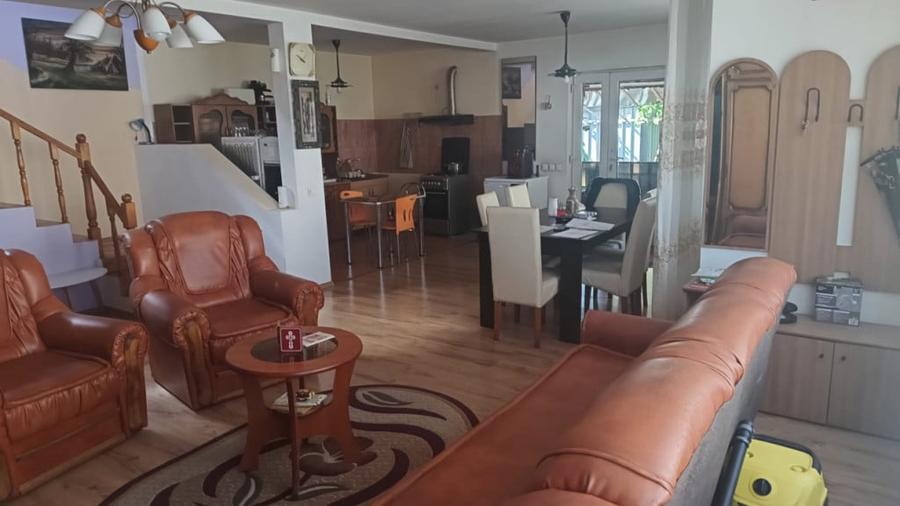 Casă cu 5 camere cu Teren 250 Mp în Brestei