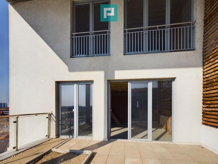Penthouse cu 4 camere semidecomandat în Intim