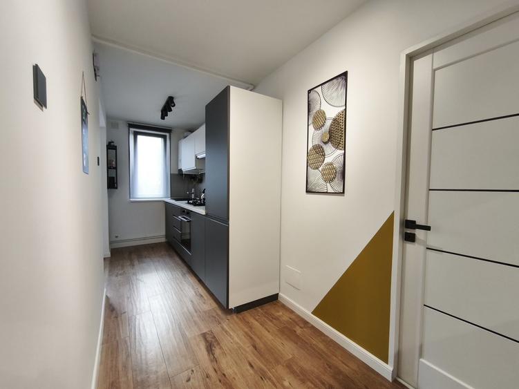 Apartament cu 4 camere semidecomandat în Central