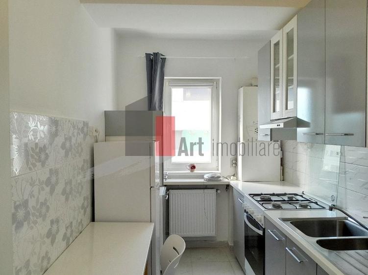 Apartament cu 3 camere decomandat, mobilat în Roșu