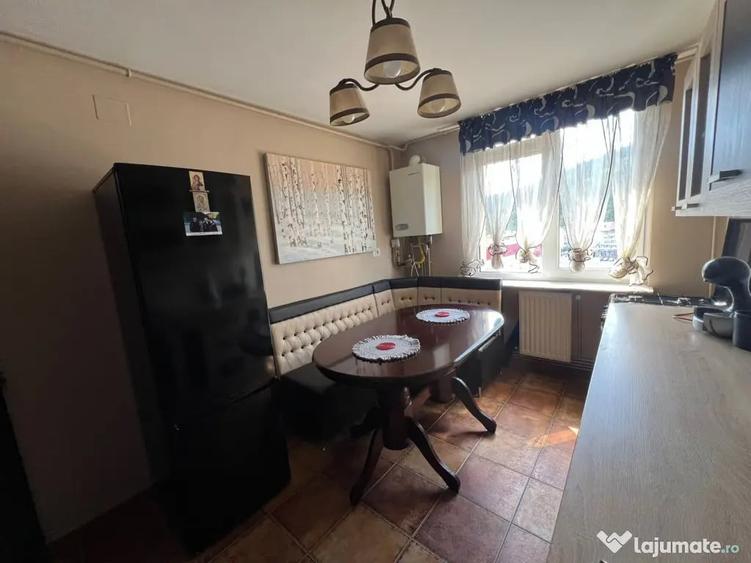 Apartament cu 3 camere semidecomandat în Dărmănești