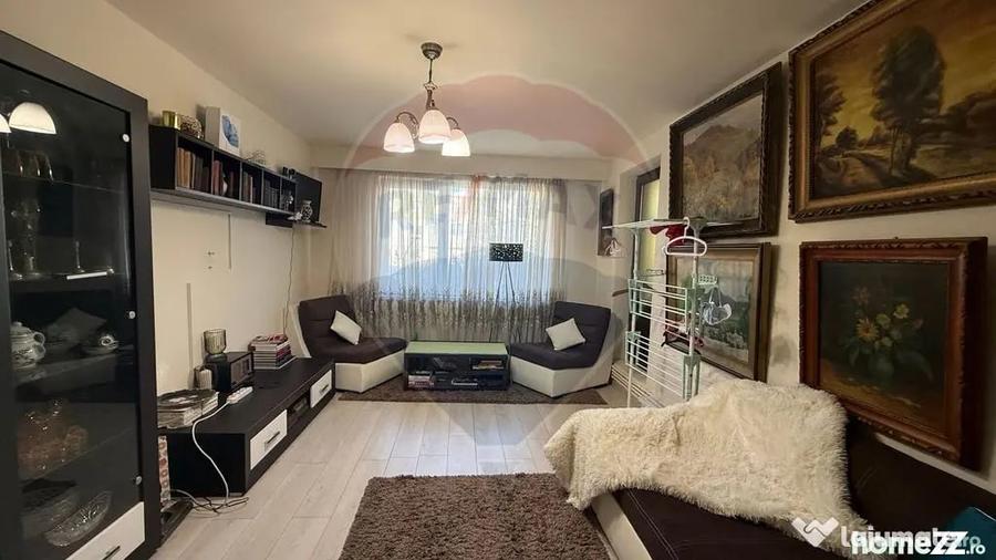 Apartament cu 3 camere semidecomandat în Central