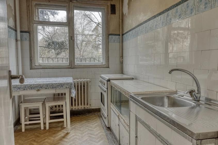 Apartament cu 3 camere semidecomandat în Gorjului