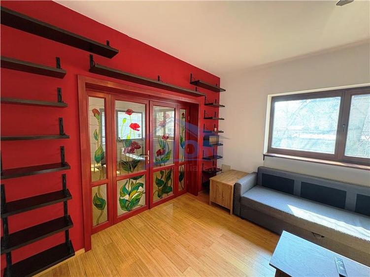 Apartament cu 3 camere semidecomandat, mobilat în Unirii