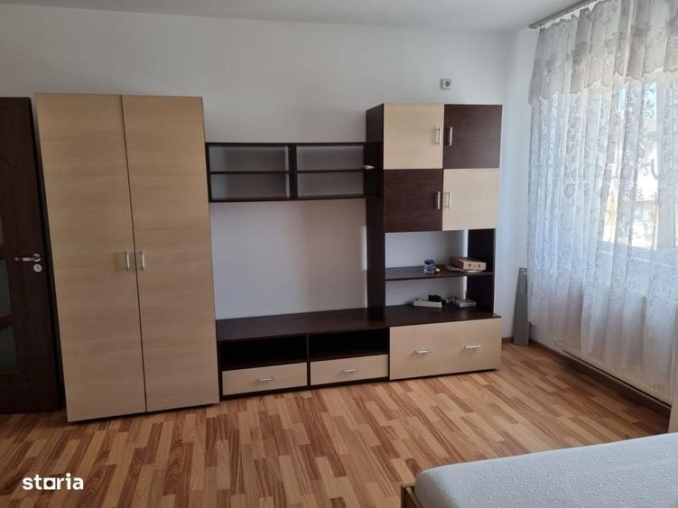 Garsonieră decomandată în Girocului