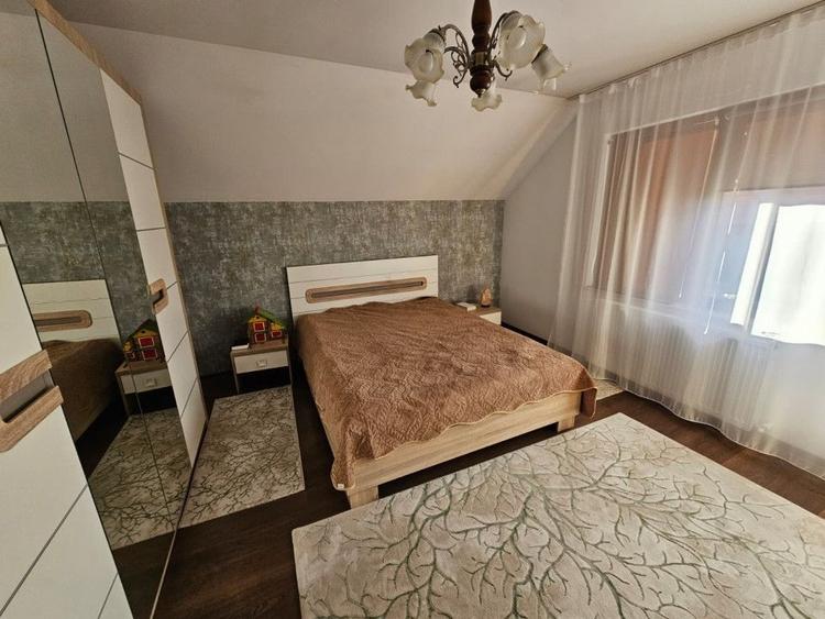 Casă individuală cu 8 camere cu Canalizare în Calea Poplăcii