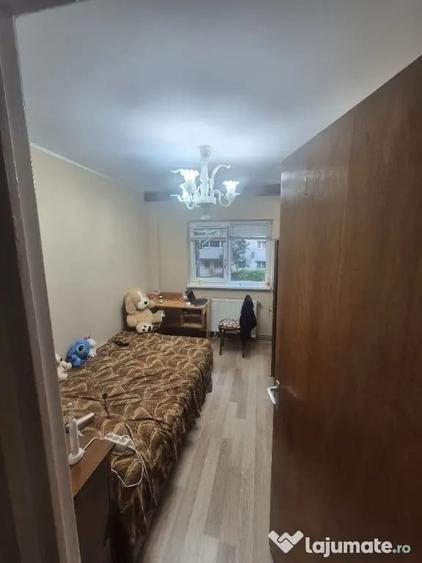 Apartament cu 3 camere decomandat în Exterior Vest