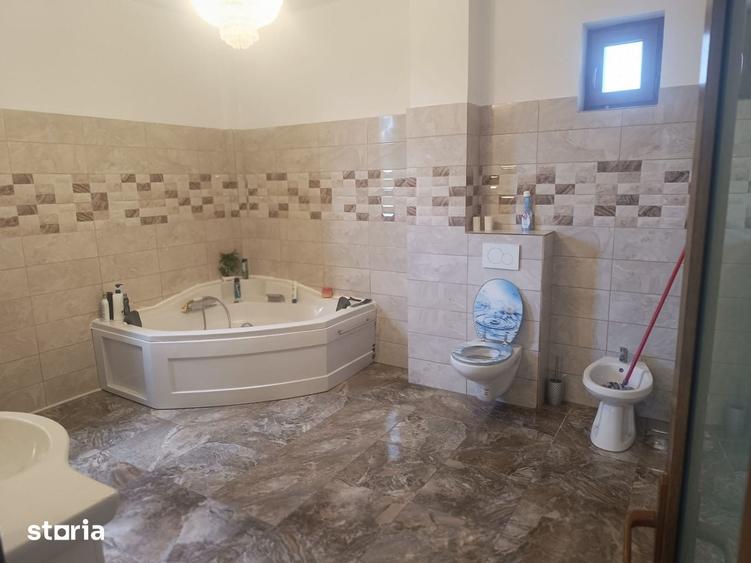Casă cu 10 camere cu Teren 970 Mp în Calea București