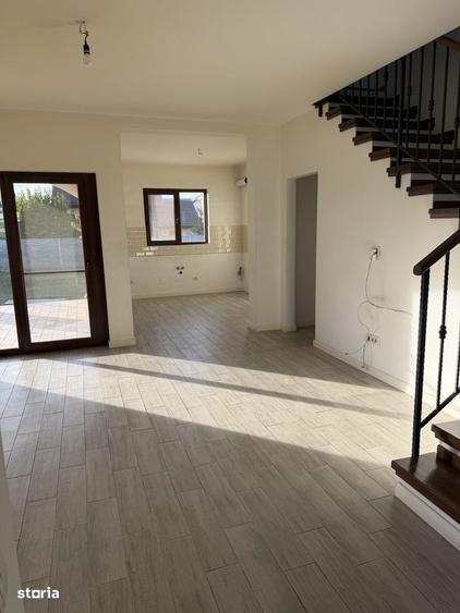 Casă cu 4 camere în Dumbrăvița