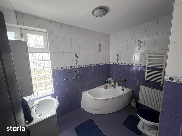Casă cu 8 camere cu Canalizare în Afumați