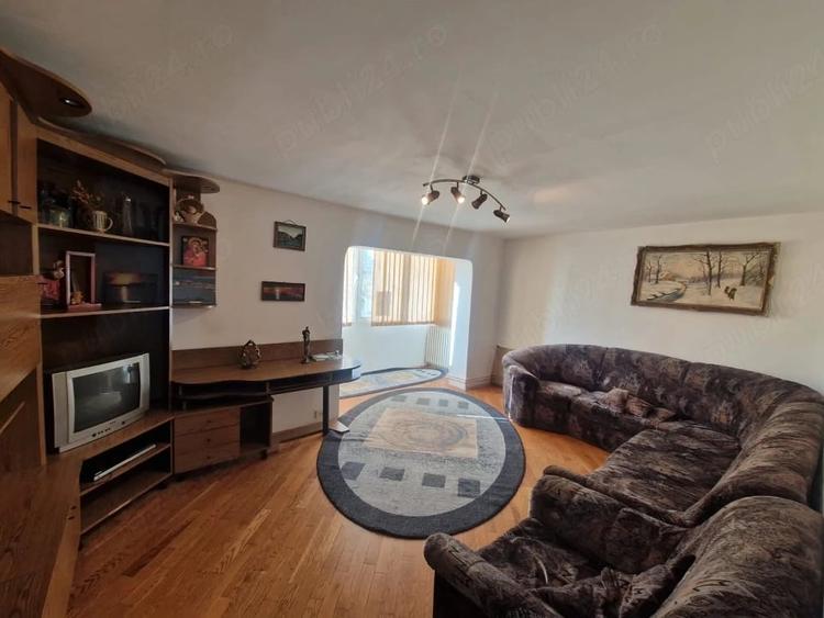 Apartament cu 3 camere decomandat în Buduș