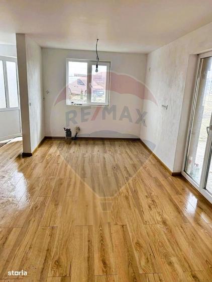 Casă cu 2 camere cu Teren 529 Mp în Roșia
