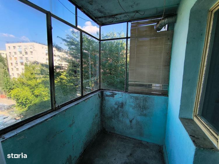 Apartament cu 3 camere semidecomandat în Berceni