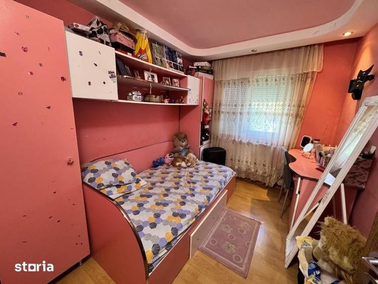 Apartament cu 3 camere semidecomandat în Craiovița Nouă
