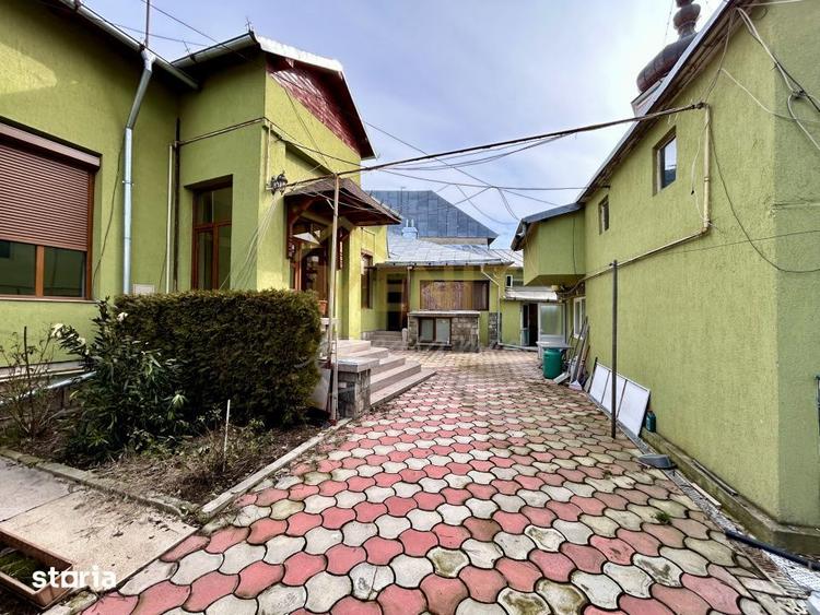 Casă cu 9 camere semidecomandat cu Teren 438 Mp în Central