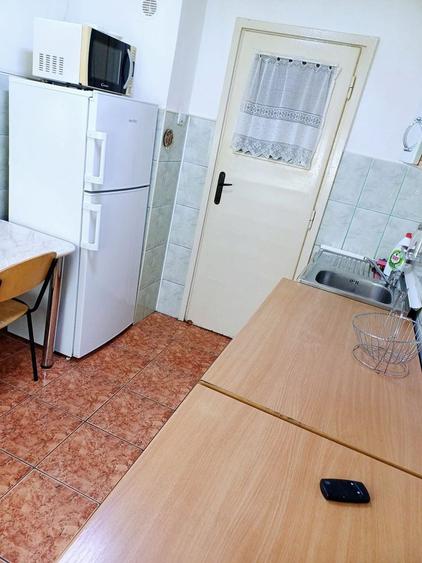 Apartament cu 3 camere semidecomandat în Punctele Cardinale