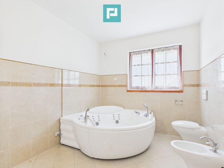 Casă individuală cu 6 camere cu Canalizare în Aradul Nou